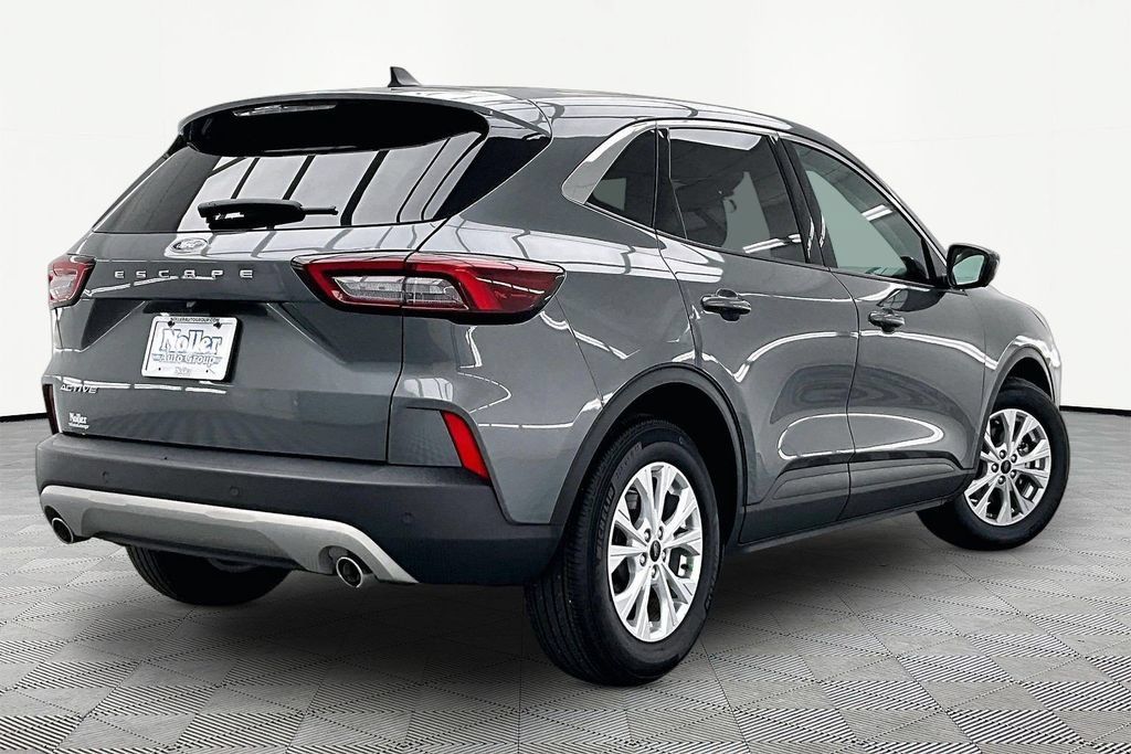 Used 2024 Ford Escape Active w/ Tech Pack #2 FWD image 2