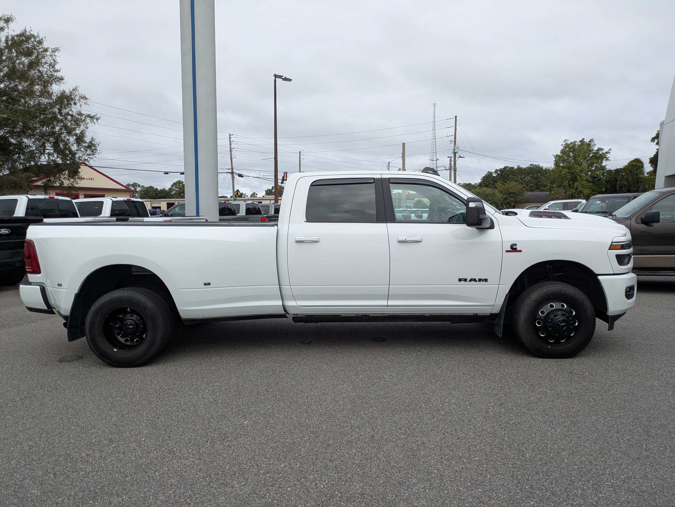 Used 2025 RAM 3500 Laramie AWD/4WD image 3