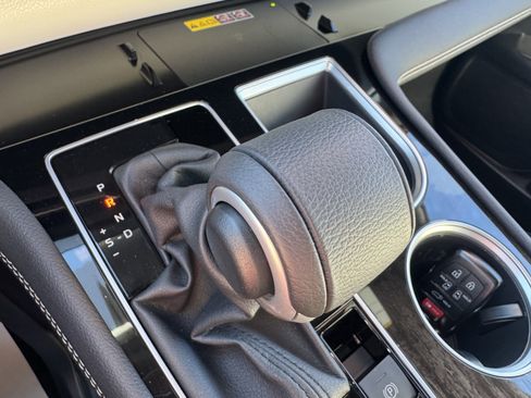 Used 2025 Toyota Sienna Platinum image 30