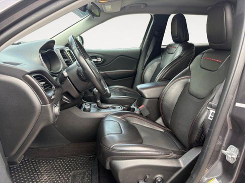 Used 2019 Jeep Cherokee Trailhawk AWD/4WD image 2