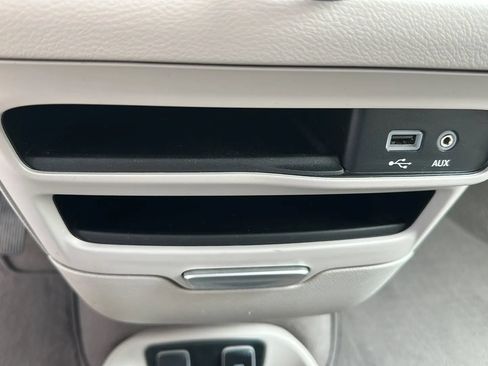 Used 2017 Chrysler Pacifica Touring-L FWD image 38
