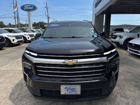 Used 2025 Chevrolet Traverse LT FWD image 2