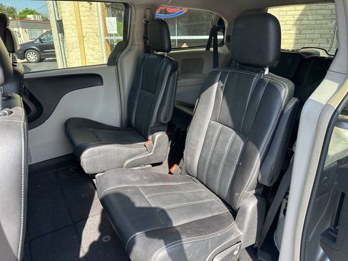 Used 2015 Chrysler Town & Country Touring FWD image 9