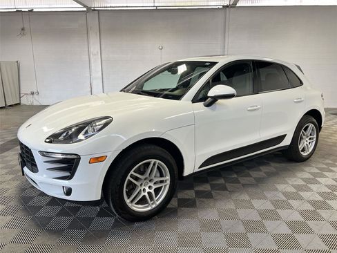 Used 2018 Porsche Macan BASE image 1