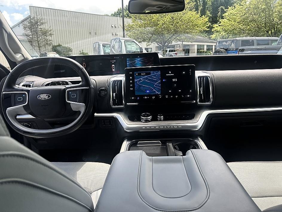 Used 2025 Ford Expedition Max Platinum w/ Driver's Package AWD/4WD image 13