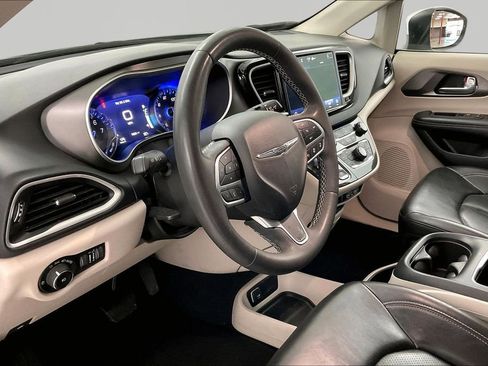Used 2023 Chrysler Pacifica Touring-L FWD image 15