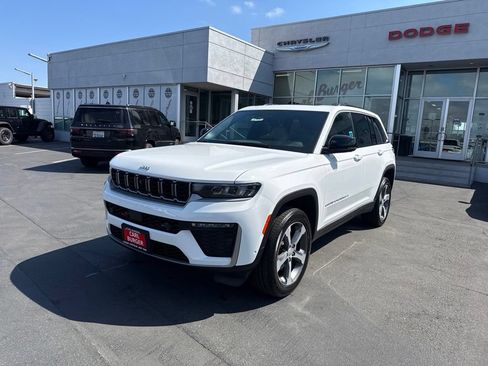 Used 2026 Jeep Grand Cherokee Limited w/ Luxury Tech Group II RWD image 3