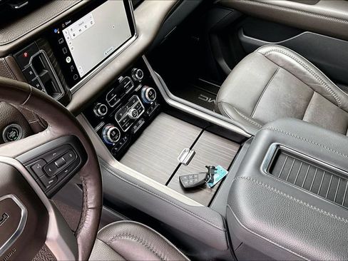 Used 2022 GMC Yukon Denali w/ Denali Premium Package AWD/4WD image 18