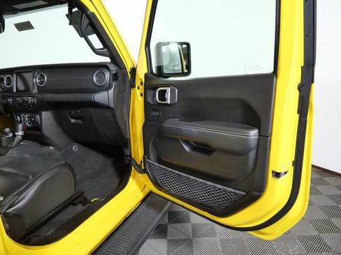 Used 2019 Jeep Wrangler Unlimited Sahara w/ Uconnect 4C Nav & Sound Group AWD/4WD image 9
