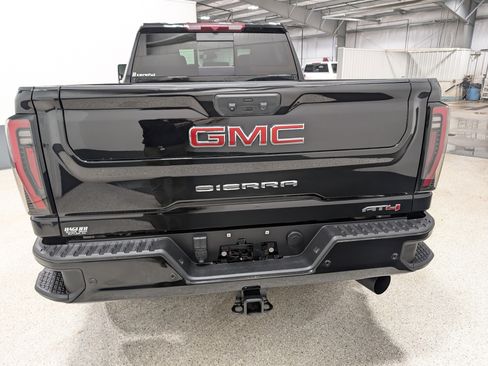Used 2024 GMC Sierra 2500 AT4 w/ AT4 Preferred Package image 4