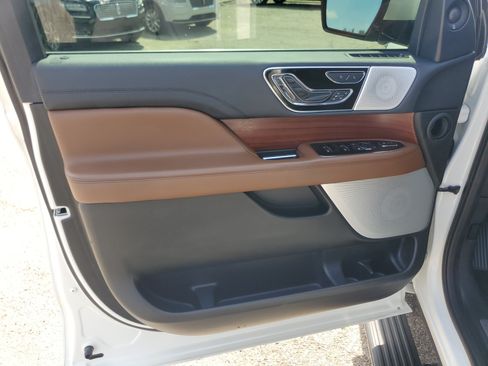 Used 2023 Lincoln Navigator L Reserve AWD/4WD image 10