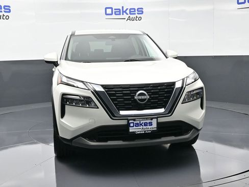 Used 2023 Nissan Rogue SV image 3
