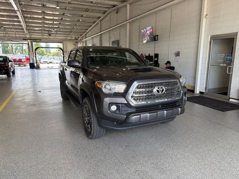 Used 2016 Toyota Tacoma TRD Sport w/ Towing Package AWD/4WD image 2