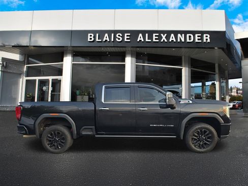 Used 2023 GMC Sierra 2500 Denali w/ Denali Black Diamond Edition AWD/4WD image 2