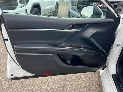 Used 2022 Toyota Camry SE image 12