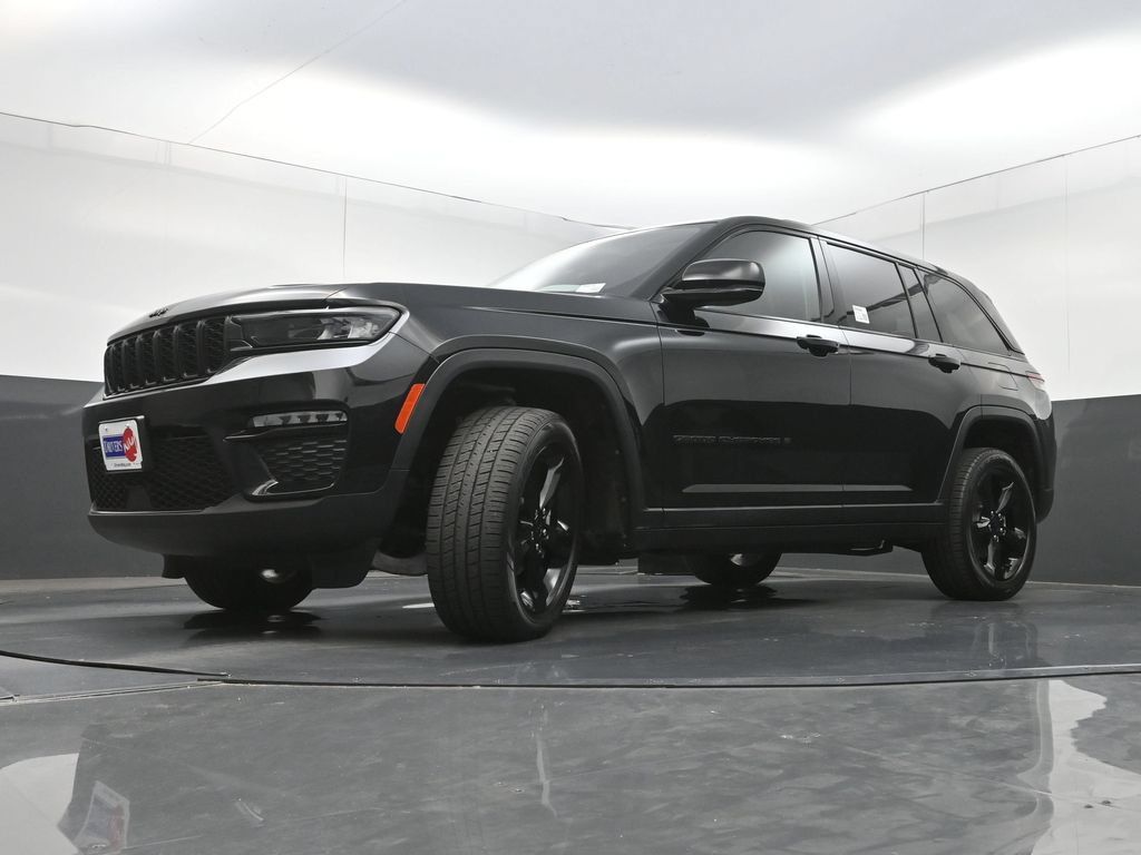Used 2023 Jeep Grand Cherokee Limited w/ Black Appearance Package AWD/4WD image 30