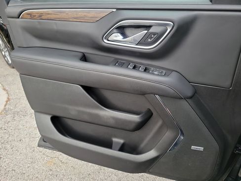 Used 2021 Chevrolet Suburban Premier w/ Premium Package image 21