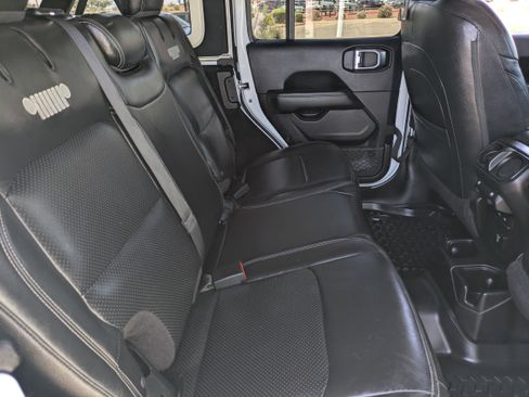 Used 2018 Jeep Wrangler Unlimited Sahara AWD/4WD image 14