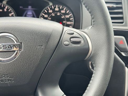Used 2017 Nissan Pathfinder SV image 31