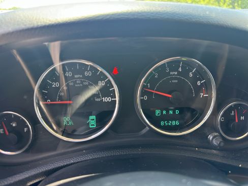 Used 2014 Jeep Wrangler Unlimited Sahara w/ Connectivity Group AWD/4WD image 27