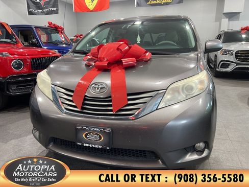 Used 2012 Toyota Sienna XLE w/ Entertainment Pkg FWD image 1