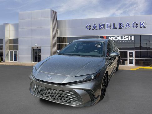 Used 2025 Toyota Camry SE w/ Convenience Package FWD image 2