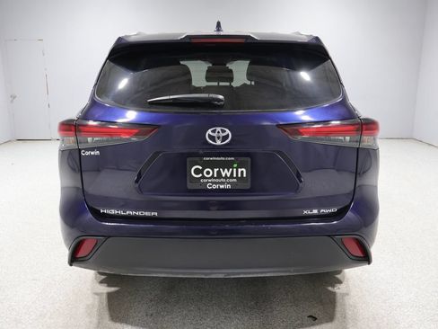 Used 2024 Toyota Highlander XLE AWD/4WD image 3