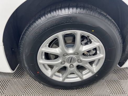 Used 2023 Chrysler Pacifica Touring-L FWD image 11