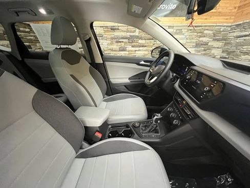 Used 2022 Volkswagen Taos SE w/ Panoramic Sunroof Package AWD/4WD image 16