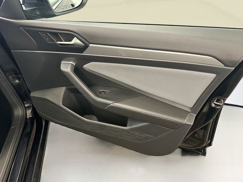 Used 2025 Volkswagen Jetta SE FWD image 33