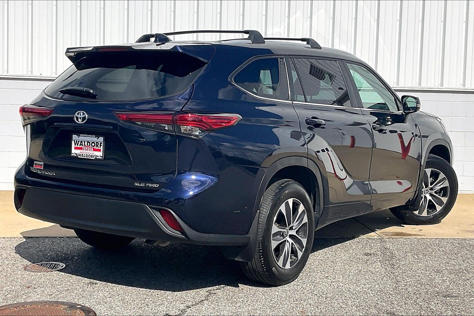 Used 2023 Toyota Highlander XLE AWD/4WD image 17