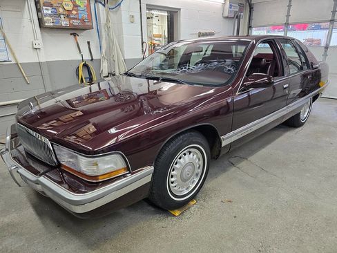 Used 1996 Buick Roadmaster Sedan RWD image 2