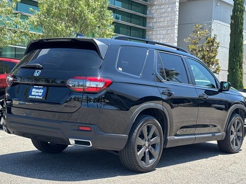 Used 2025 Honda Pilot Sport image 5