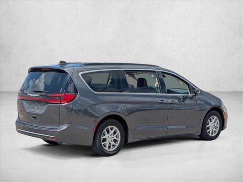 Used 2022 Chrysler Pacifica Touring-L FWD image 5