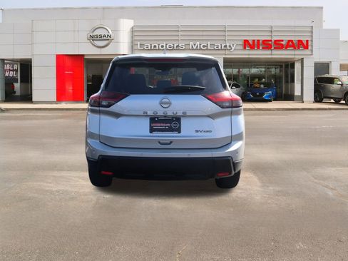 Used 2024 Nissan Rogue SV image 4
