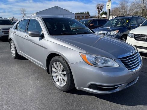 Used 2014 Chrysler 200 Touring image 2