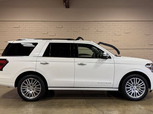 Used 2022 Ford Expedition Platinum AWD/4WD image 2