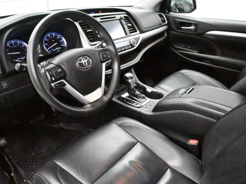 Used 2019 Toyota Highlander XLE image 2