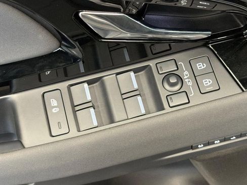 Used 2024 Land Rover Range Rover Evoque Dynamic SE AWD/4WD image 13