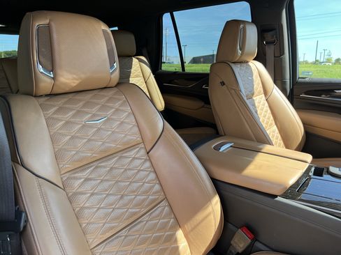 Used 2023 Cadillac Escalade Premium Luxury w/ LPO, Illumination Package AWD/4WD image 35