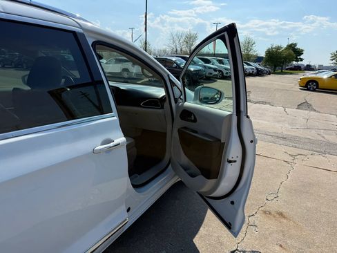 Used 2019 Chrysler Pacifica Touring-L FWD image 27