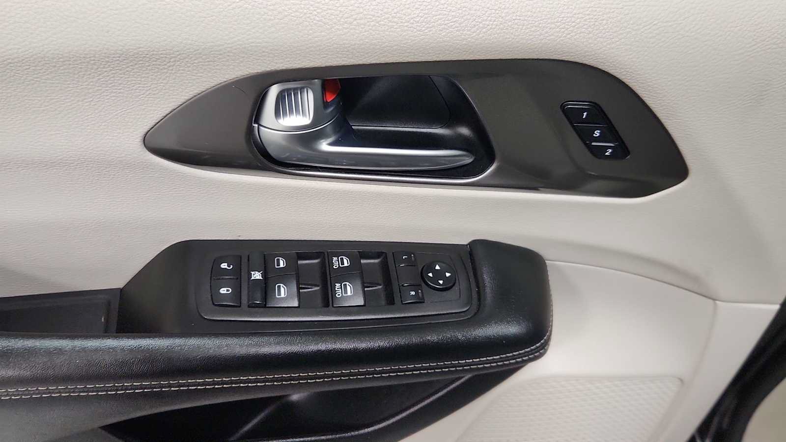 Used 2023 Chrysler Pacifica Touring-L FWD image 15