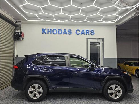 Used 2020 Toyota RAV4 XLE w/ Convenience Package AWD/4WD image 4