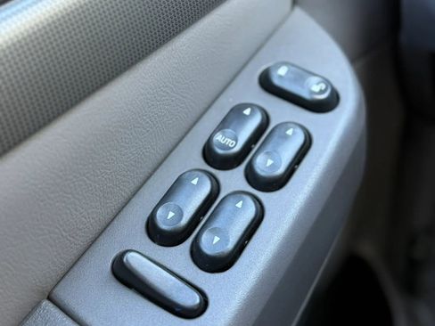 Used 2005 Ford Explorer Sport XLT image 28