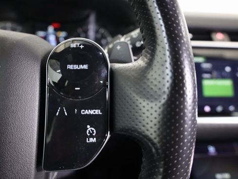 Used 2018 Land Rover Range Rover Velar S image 25