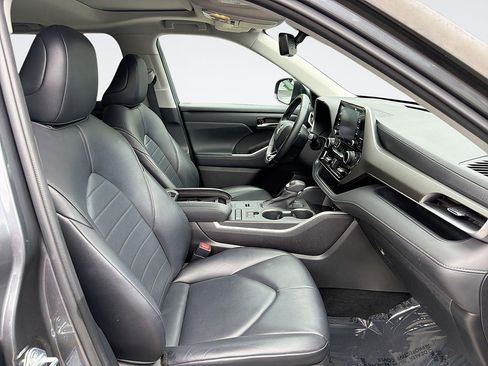 Used 2021 Toyota Highlander XLE AWD/4WD image 35