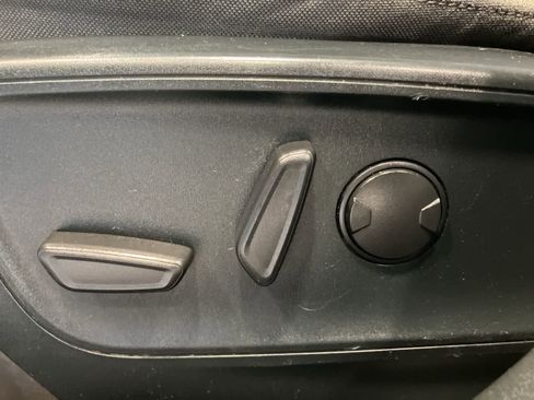 Used 2020 Ford Escape SE image 12