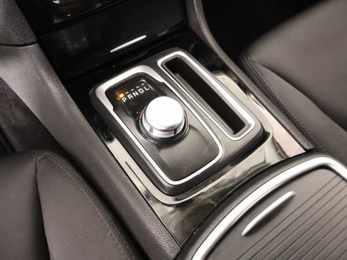 Used 2023 Chrysler 300 Touring w/ Sport Appearance Package image 7