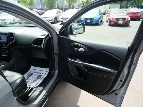 Used 2019 Jeep Cherokee Latitude Plus w/ Cold Weather Group AWD/4WD image 22