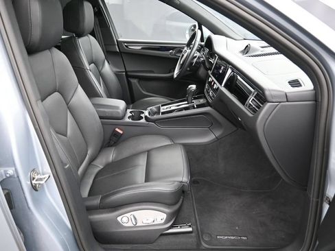 Certified 2026 Porsche Macan AWD/4WD image 28